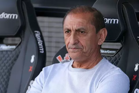 وكيله ليلا كورة: رامون دياز تلقى استفسارات غير رسمية لتدريب الأهلي